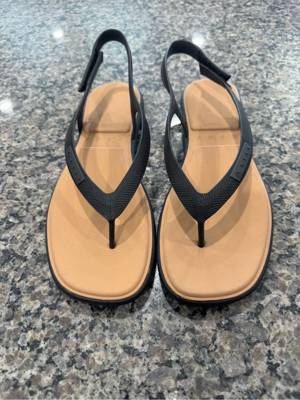 Reef Women’s Black Slingback Thong Sandals with Tan Footbed brand new size 8